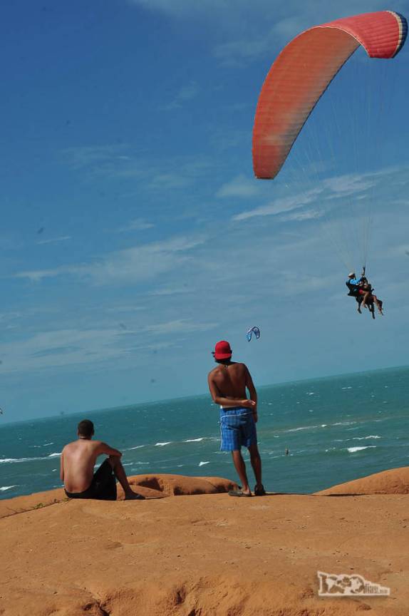 Observando os paragliders de Canoa Quebrada, no litoral do Ceará